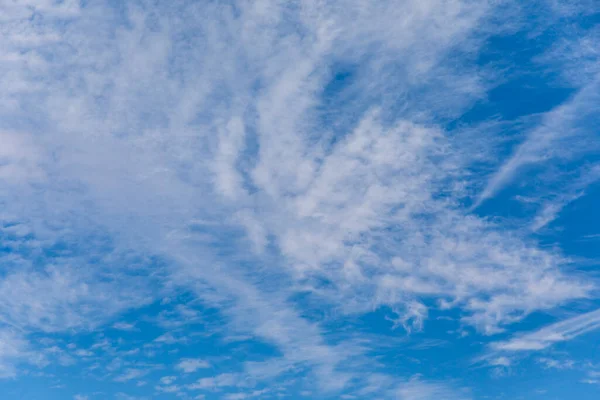 Outono Céu Azul Cinza Nuvens Brancas — Fotografia de Stock