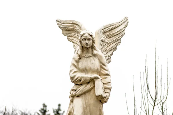 날개달린 천사와 근처에 기념비 — 스톡 사진