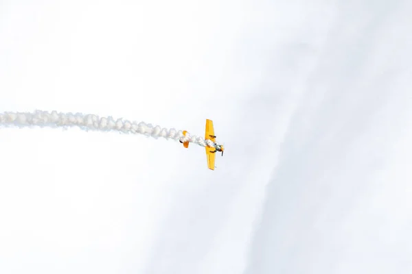 Airplane White Background Yellow Plane Flies Sky Leaving Trail Smoke — Stock Photo, Image