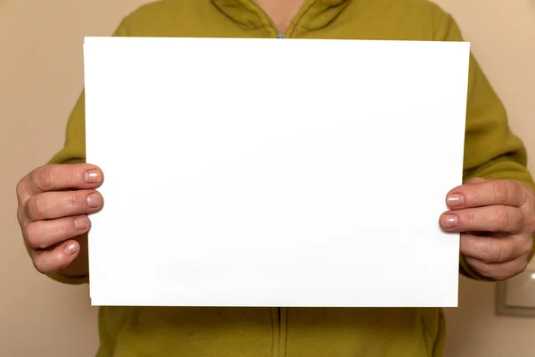 Kadın Elinde Beyaz Bir Kağıt Tutuyordu — Stok fotoğraf