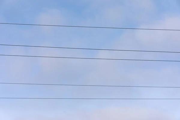 天空和云彩背景下的电线 — 图库照片