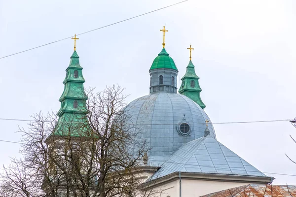 Atap Hijau Gereja Tua Dengan Salib Langit Latar Belakang — Stok Foto