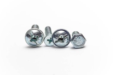 Gri arkaplanda cıvata başlıkları