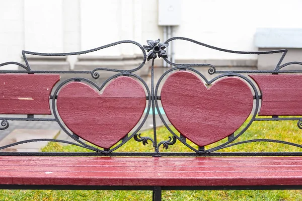 Bank Mit Großen Herzen Park Geschäft Für Liebhaber — Stockfoto