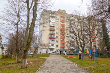 Yüksek eski bina ve oyun alanı