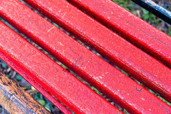 Planches Rouges Sur Banc Avec Rosée — Photo