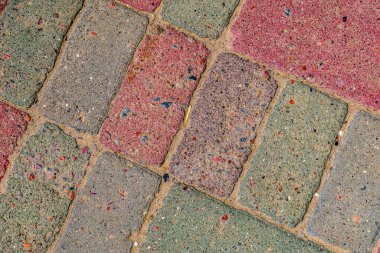 Kaldırımda kırmızı-sarı kaldırım taşlarının dokusu