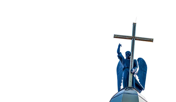 ウクライナのギリシャカトリック教会の屋根の上に十字架と天使の彫刻 — ストック写真