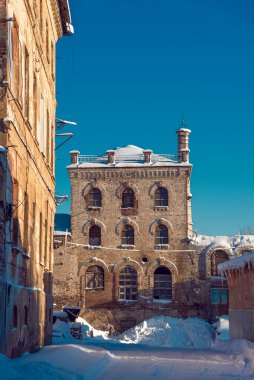 Eski terk edilmiş bir fabrika. Eski bir mimari bina. Terk edilmiş eski bir yapı. Acil taştan bina. Eski bir taş binanın kış manzarası.