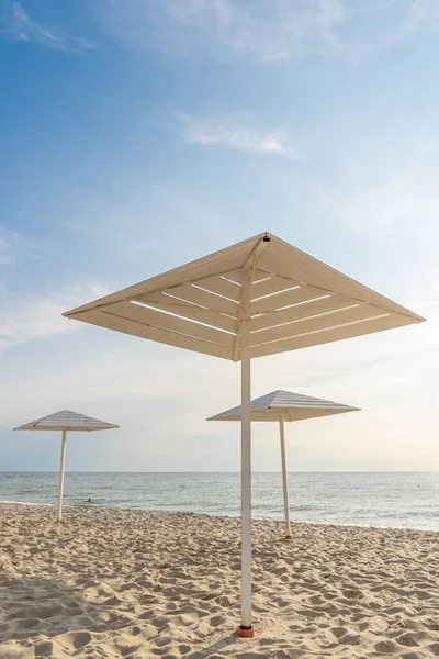 Holzschirme Vor Der Sonne Strand Abschluss Der Strandsaison Weiße Designs — Stockfoto