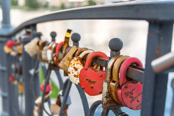 Corrimão Ponte Com Fechaduras Amor Castelo Forma Coração Primeiro Plano — Fotografia de Stock