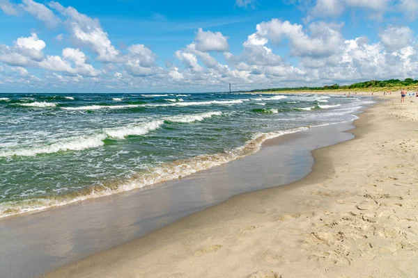 Піщаний Берег Хвилі Кидаються Піщаний Берег Пляж Узбережжі Моря Вдень — стокове фото