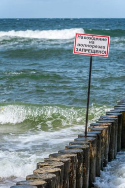 Deniz kıyısında yasaklayıcı bir işaret. 