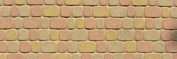 Geometrik desenli yeni döşeme döşemeleri. Kaldırım taşları kırmızı ve sarıdır. Sokak fayansları yayaları koruyor. Sokak meydanını kaldırım taşlarıyla bitiriyorum..