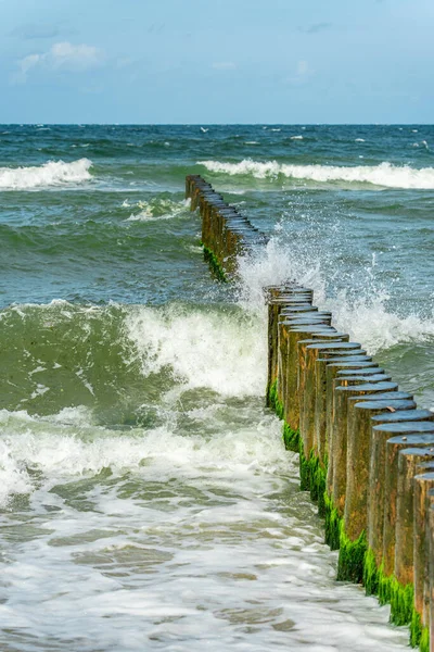 Штормовые Волны Балтийского Моря Проходят Над Песчаным Берегом Водяной Спрей — стоковое фото