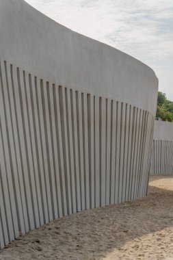 Kıyı şeridi boyunca beton set. Dalgalardaki deniz mimari yapısı. Deniz dalgaları için taş bariyer. Deniz seti..