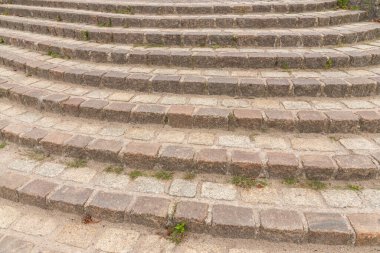 Antik taş merdiven. Sokak merdiveni dokusu. Granit basamaklar. Şehrin caddesindeki ortaçağ merdivenleri..