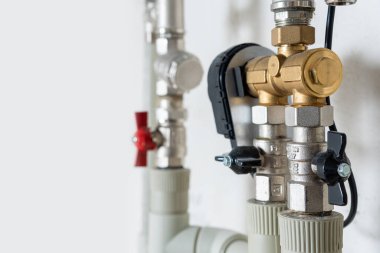 Su ısıtma sistemi. Kapalı tesisat sisteminin iletişimi. Mesaj yazmak için bir yer. Kapakçıklı su borularının kurulumu.