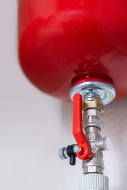 Sıcak suyu ısıtmak için kazan sistemi. Isıtma ve sıcak su ikmali. Kırmızı su tankı. Sıvı tedarik için kırmızı kontrol vanası. Sıcak su kaynağı için özerk birim.