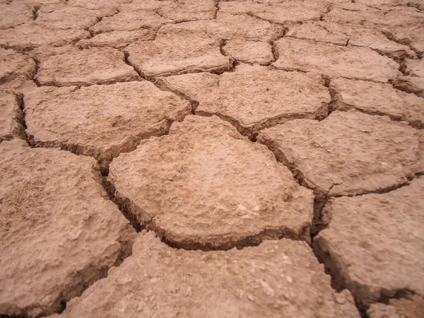 Pavimento deserto, secco in rosso con crepe — Foto Stock