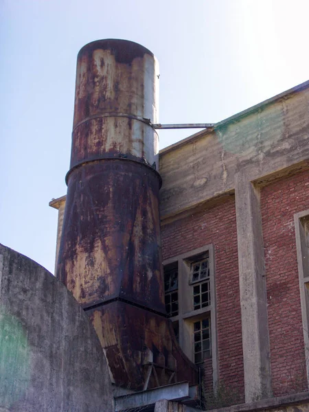 Antigua fábrica grunge oxidado abandonado construcción retro — Foto de Stock