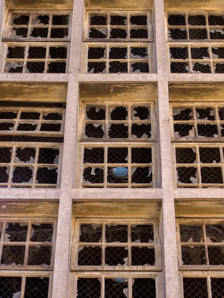 Vieille usine grunge rouillé abandonné construction rétro fenêtre — Photo