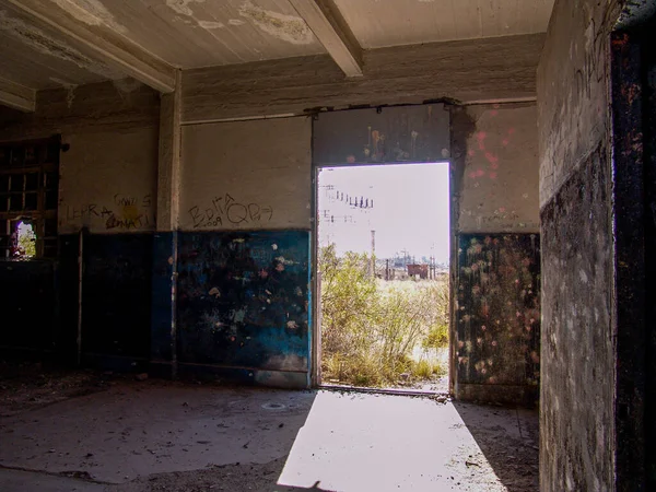 Ancienne usine grunge rouillé abandonné construction rétro — Photo