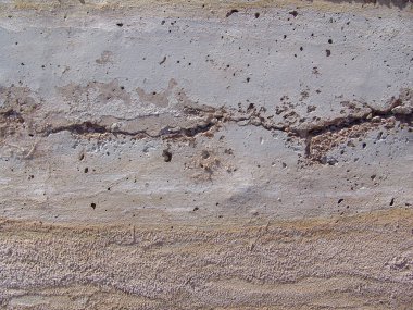 Eski beton yüzey çürüme duvarı terk edilmiş fabrikada.