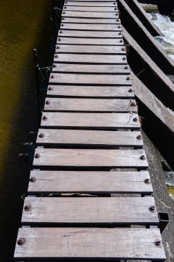 Ahşap bir nehir köprüsünün güzel önü.