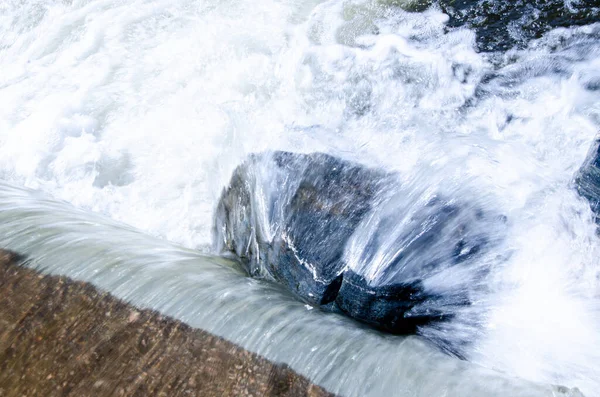 Verbazingwekkende close-up van een rivier waterval in Cordoba — Stockfoto
