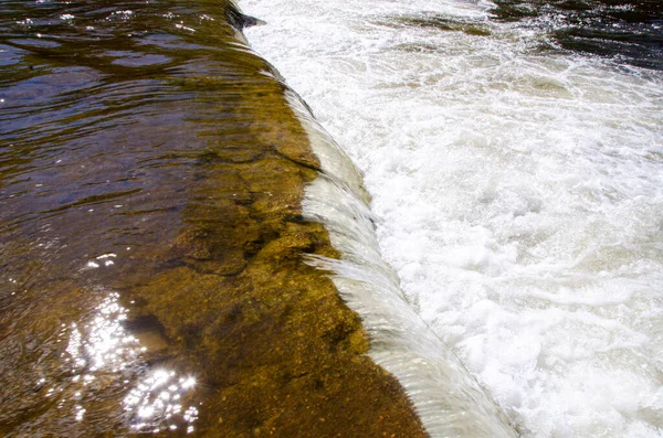 Verbazingwekkende close-up van een rivier waterval in Cordoba — Stockfoto