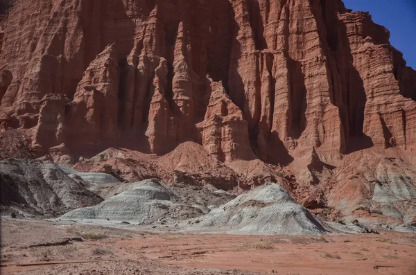 El árido paisaje árido seco del Valle de la Luna en Argentina — Foto de Stock