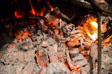 O, kızgın bir ateştir.