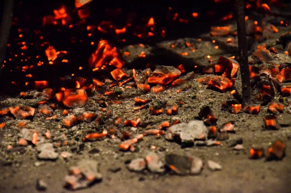 Gloeiende hete vlam close-up van een vuur — Stockfoto