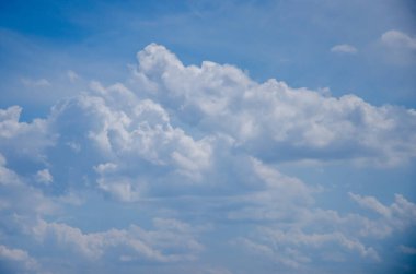 Güzel mavi gökyüzü, bulutlar, atmosfer arkaplanı. Yüksek kalite fotoğraf