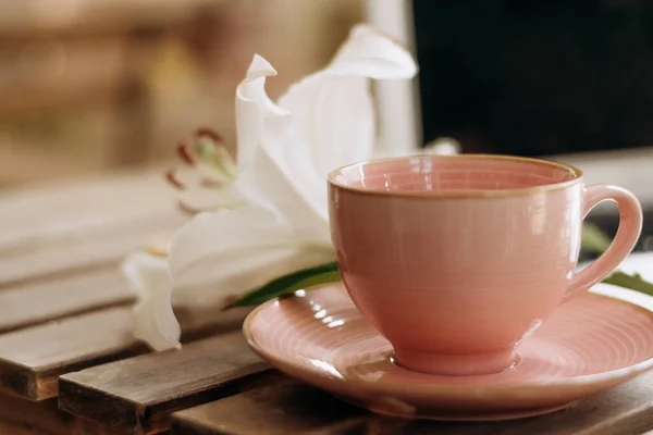 Laptop Screen Pink Cup Lily Flower Wooden Table Modern Workplace — Stock Photo, Image