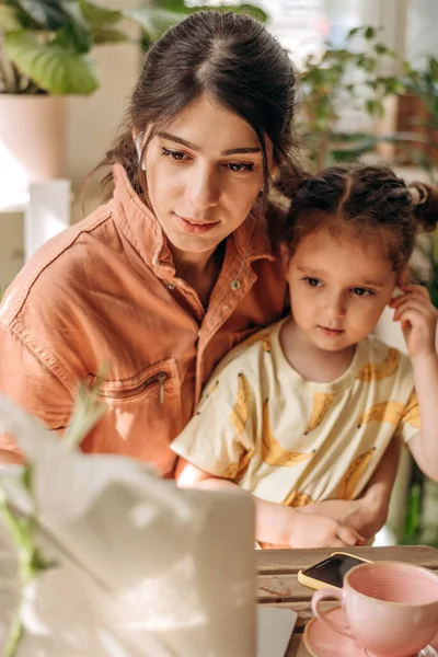 Businesswoman Young Woman Mixed Race Her Little Daughter Using Laptop — Stock Photo, Image