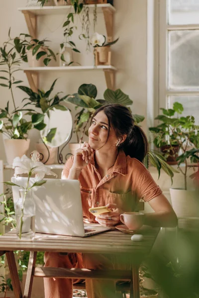 Mujer Joven Positiva Utilizando Ordenador Portátil Teléfono Inteligente Casa Videollamada Fotos de stock