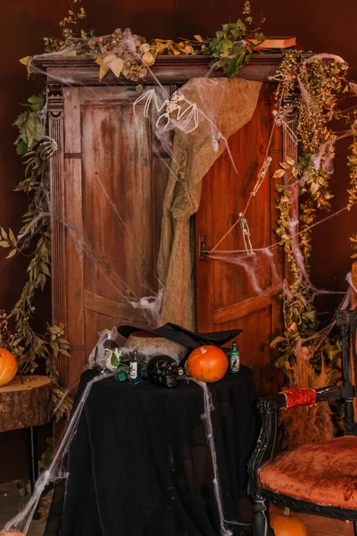 Armario Antiguo Decorado Con Esqueleto Murciélago Telarañas Mesa Negra Con — Foto de Stock