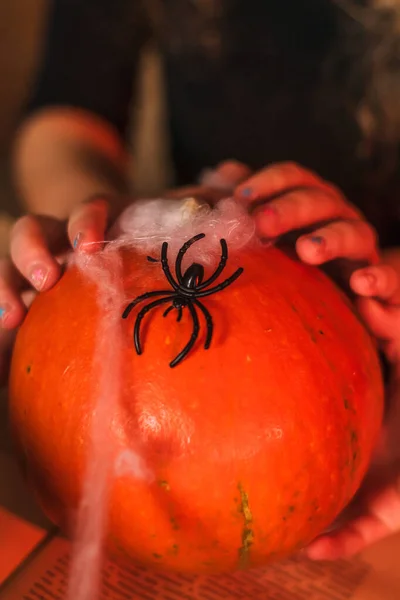 Närbild Barns Händer Håller Orange Pumpa Med Leksak Spindel Halloween — Stockfoto