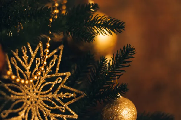 Festive Decoration Christmas Tree Close Golden Christmas Decorations Dark Background — Stock Photo, Image
