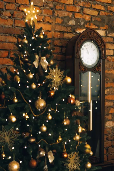 Weihnachten Und Neujahr Innendekoration Verschwommener Schwarzer Weihnachtsbaum Mit Goldenem Dekor — Stockfoto