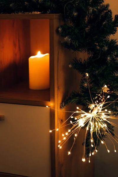 Ein Fragment Der Weihnachtsheimdekoration Das Regal Ist Mit Brennenden Kerzen — Stockfoto