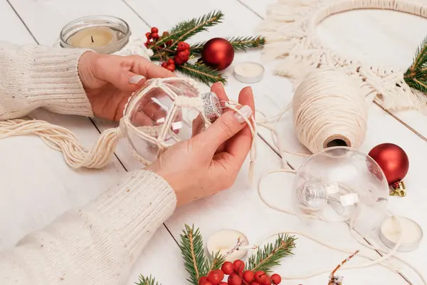 Una Donna Decora Una Palla Natale Trasparente Con Tessitura Stile — Foto Stock