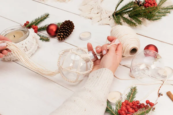 Eine Frau Dekoriert Eine Transparente Weihnachtskugel Mit Makramé Webtechnik Handgemachtem — Stockfoto
