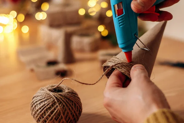 Proceso Hacer Árbol Navidad Creativo Cartón Cuerda Manos Cerca Año Imagen de stock