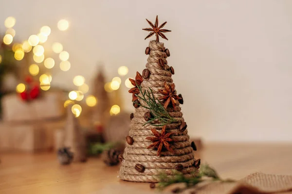 Tvůrčí Ručně Vyrobený Vánoční Stromek Lepenkového Kornoutu Obalený Provazem Zdobený — Stock fotografie