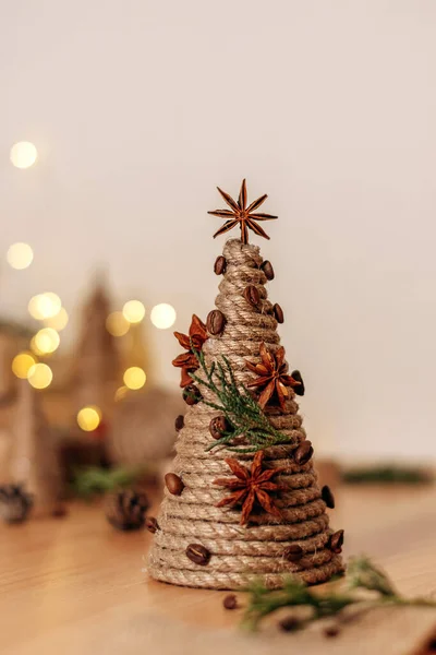 Tvůrčí Ručně Vyrobený Vánoční Stromek Lepenkového Kornoutu Obalený Provazem Zdobený — Stock fotografie