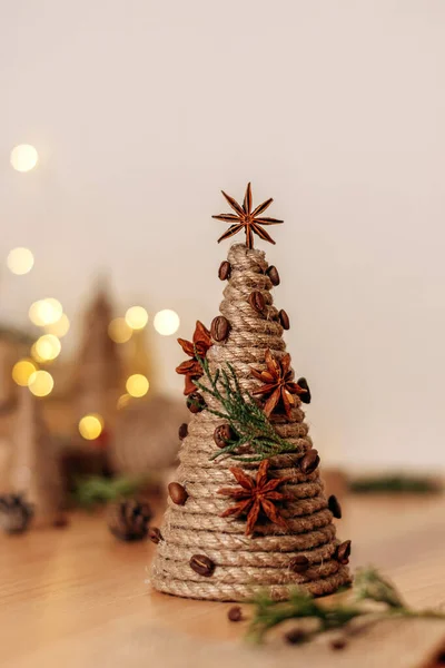 Creativo Árbol Navidad Hecho Mano Hecho Cono Cartón Envuelto Con Fotos de stock