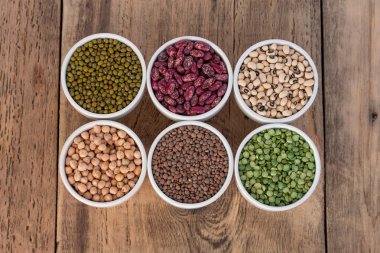 ahşap masa üzerinde iki satırı tahıllar ile altı yuvarlak kase